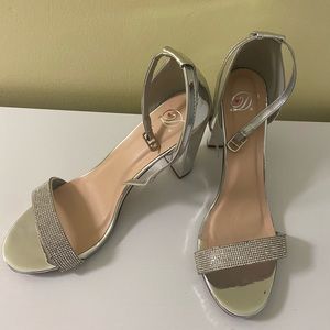 Comfy wedding style heels or for any occasion.